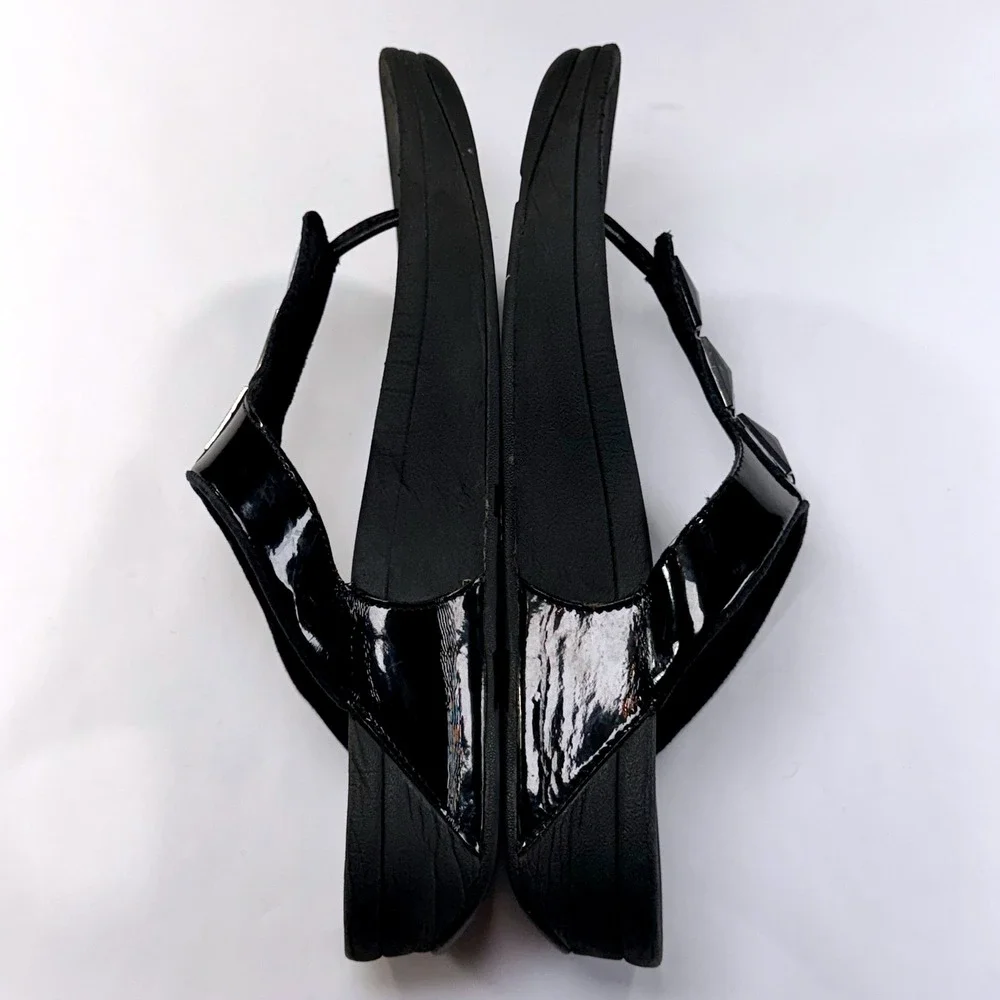 FitFlop Pietra Thong Sandal Womens 10 Black Patent Leather Crystal Wedge Comfort